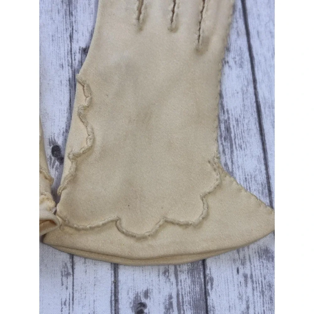 1960s Vintage Womens Butter Yellow MCM Gloves Stitch Detailing SMALL